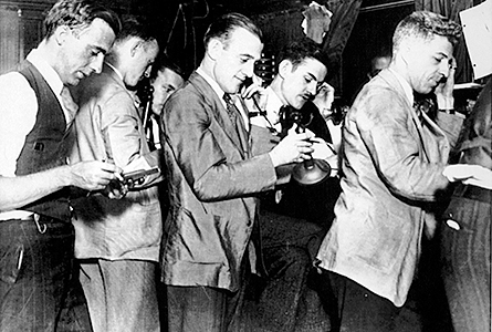 Börsmäklarna i New York ringer för att få ytterligare marginal till 01.00 på morgonen den 25 oktober 1929.  Foto: SCANPIX