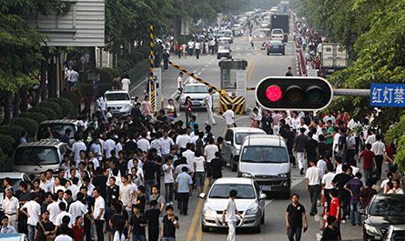 Arbetarna på Foxconn i Shenzhen lämnar fabriken efter att den tioende medarbetaren på företaget tagit sitt liv, den 27 maj i år.   Foto: SCANPIX